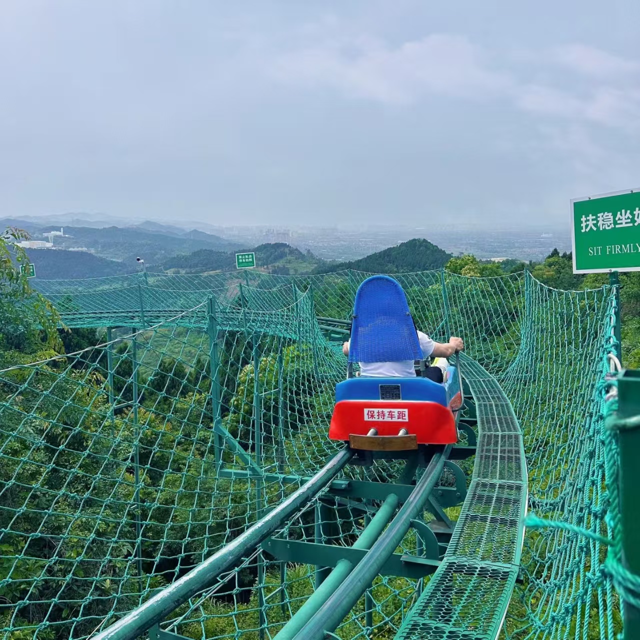 景区山地可以打造这款网红管轨式滑道，吸引众多游客前来体验
